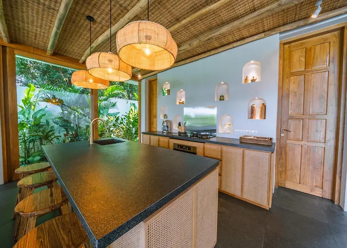 Kauh - Luxury Tropical 5br Close To Pererenan *