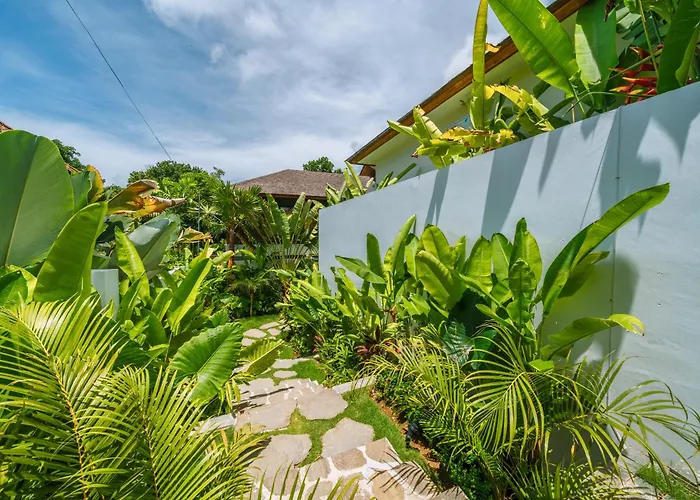 Kauh - Luxury Tropical 5br Close To Pererenan Villa
