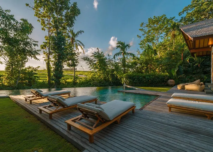 Villa Kauh - Luxury Tropical 5br Close To Pererenan *