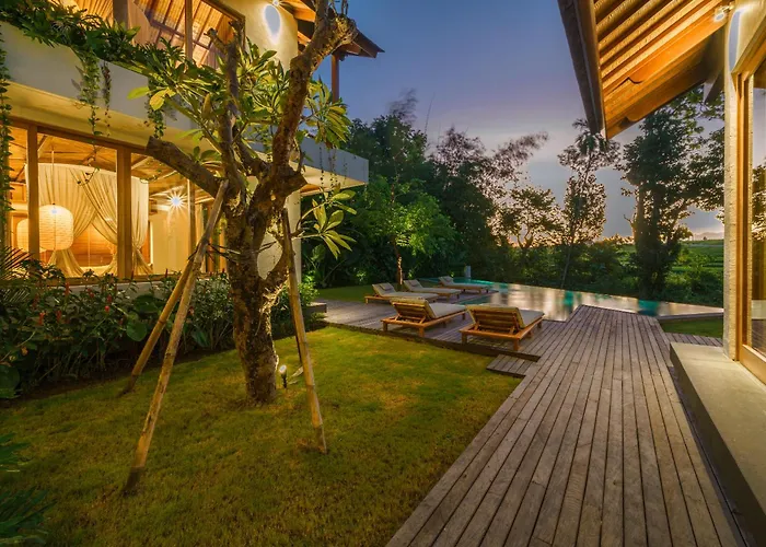 Kauh - Luxury Tropical 5br Close To Pererenan Villa