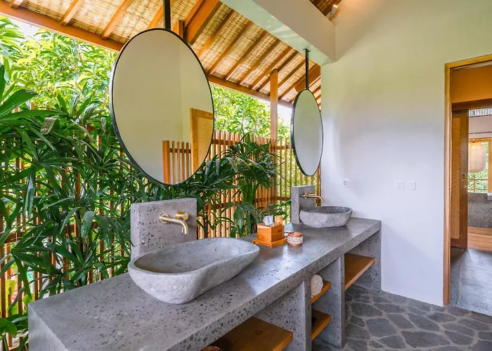 Villa Kauh - Luxury Tropical 5br Close To Pererenan *