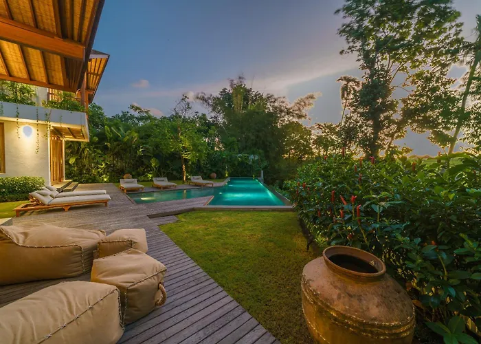 Kauh - Luxury Tropical 5br Close To Pererenan