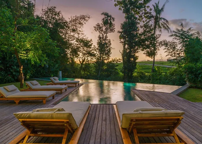 Kauh - Luxury Tropical 5br Close To Pererenan Villa *