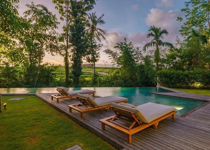 Kauh - Luxury Tropical 5br Close To Pererenan *