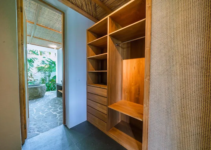 Kauh - Luxury Tropical 5br Close To Pererenan Canggu (Bali)