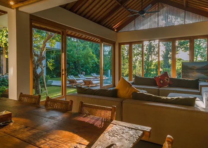 Villa Kauh - Luxury Tropical 5br Close To Pererenan