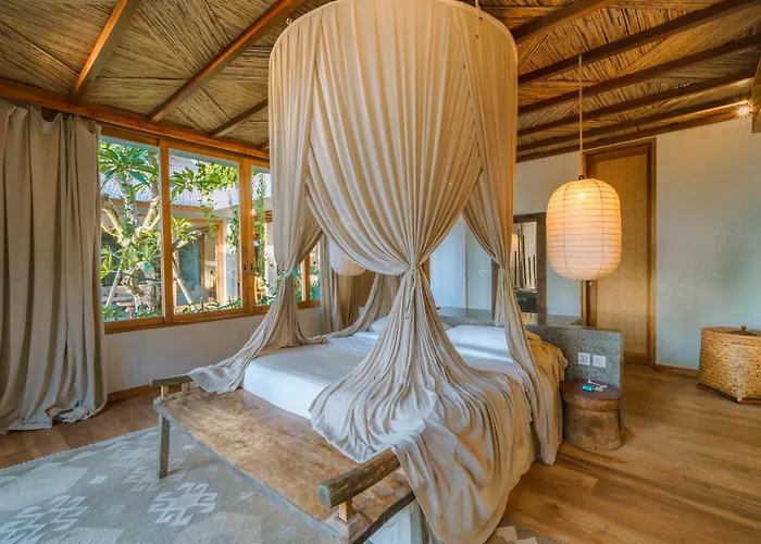 Villa Kauh - Luxury Tropical 5br Close To Pererenan *