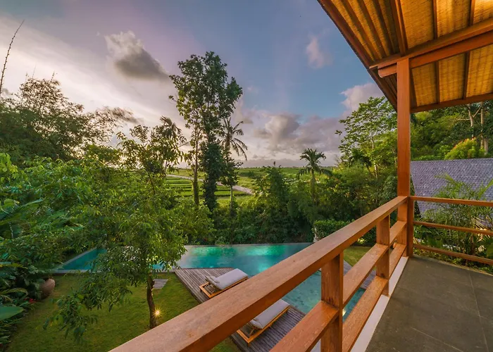 Kauh - Luxury Tropical 5br Close To Pererenan
