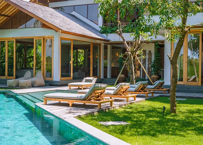 Kauh - Luxury Tropical 5br Close To Pererenan Villa