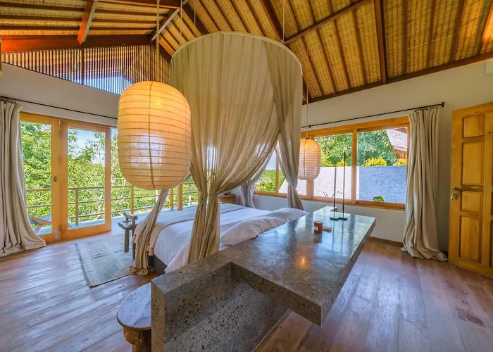 Villa Kauh - Luxury Tropical 5br Close To Pererenan