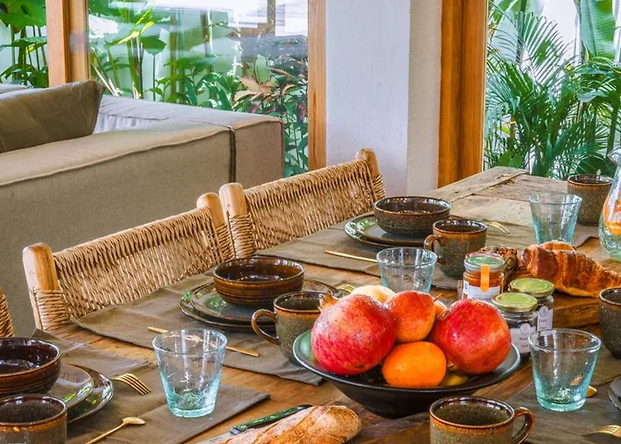 Villa Kauh - Luxury Tropical 5br Close To Pererenan *