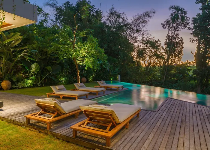 Kauh - Luxury Tropical 5br Close To Pererenan *