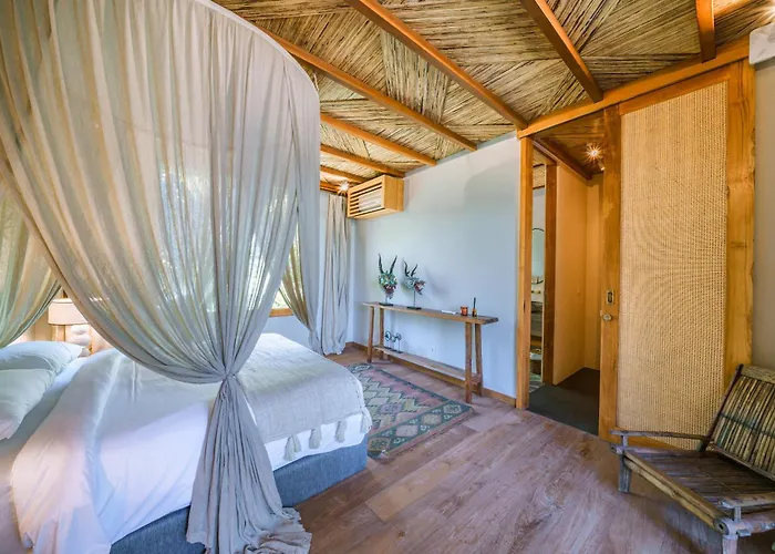 Villa Kauh - Luxury Tropical 5br Close To Pererenan