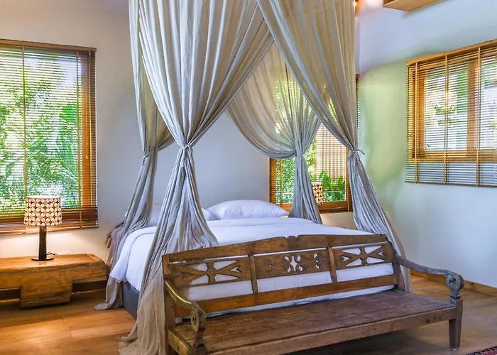 Kauh - Luxury Tropical 5br Close To Pererenan Villa *