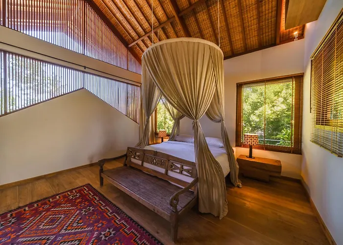 Villa Kauh - Luxury Tropical 5br Close To Pererenan