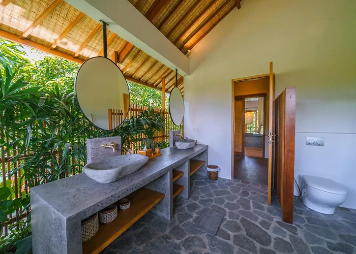 Kauh - Luxury Tropical 5br Close To Pererenan Villa *