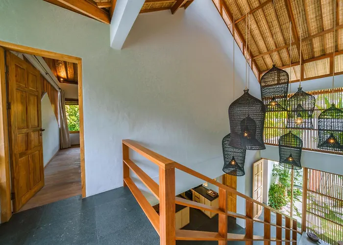 Villa Kauh - Luxury Tropical 5br Close To Pererenan *