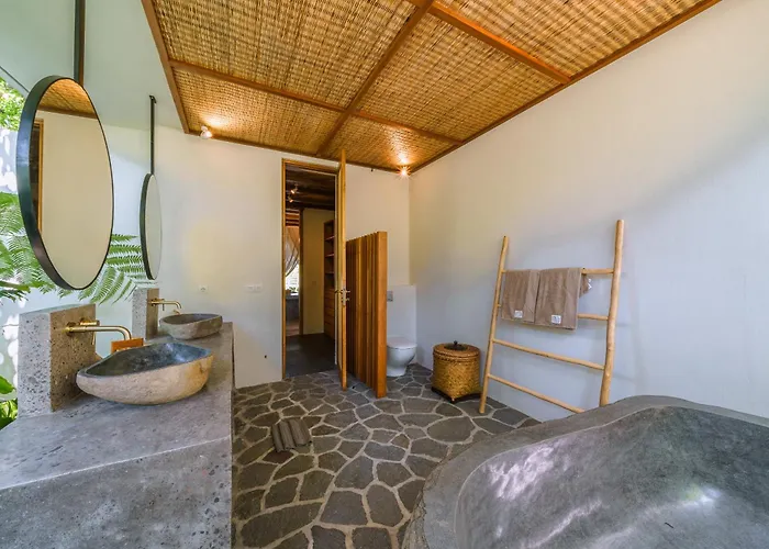 Kauh - Luxury Tropical 5br Close To Pererenan *