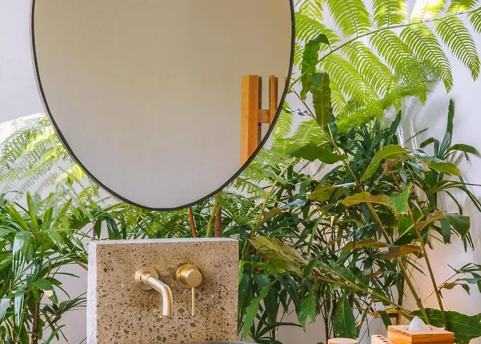 Villa Kauh - Luxury Tropical 5br Close To Pererenan *