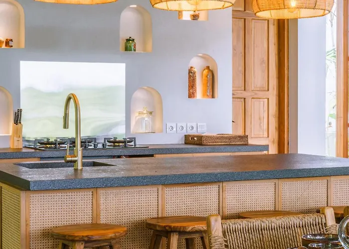 Kauh - Luxury Tropical 5br Close To Pererenan Canggu (Bali)