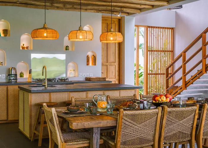 Kauh - Luxury Tropical 5br Close To Pererenan Villa *