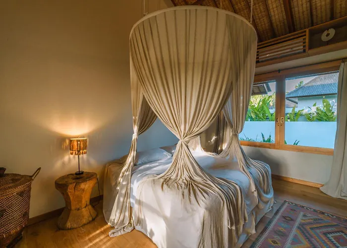Villa Kauh - Luxury Tropical 5br Close To Pererenan *